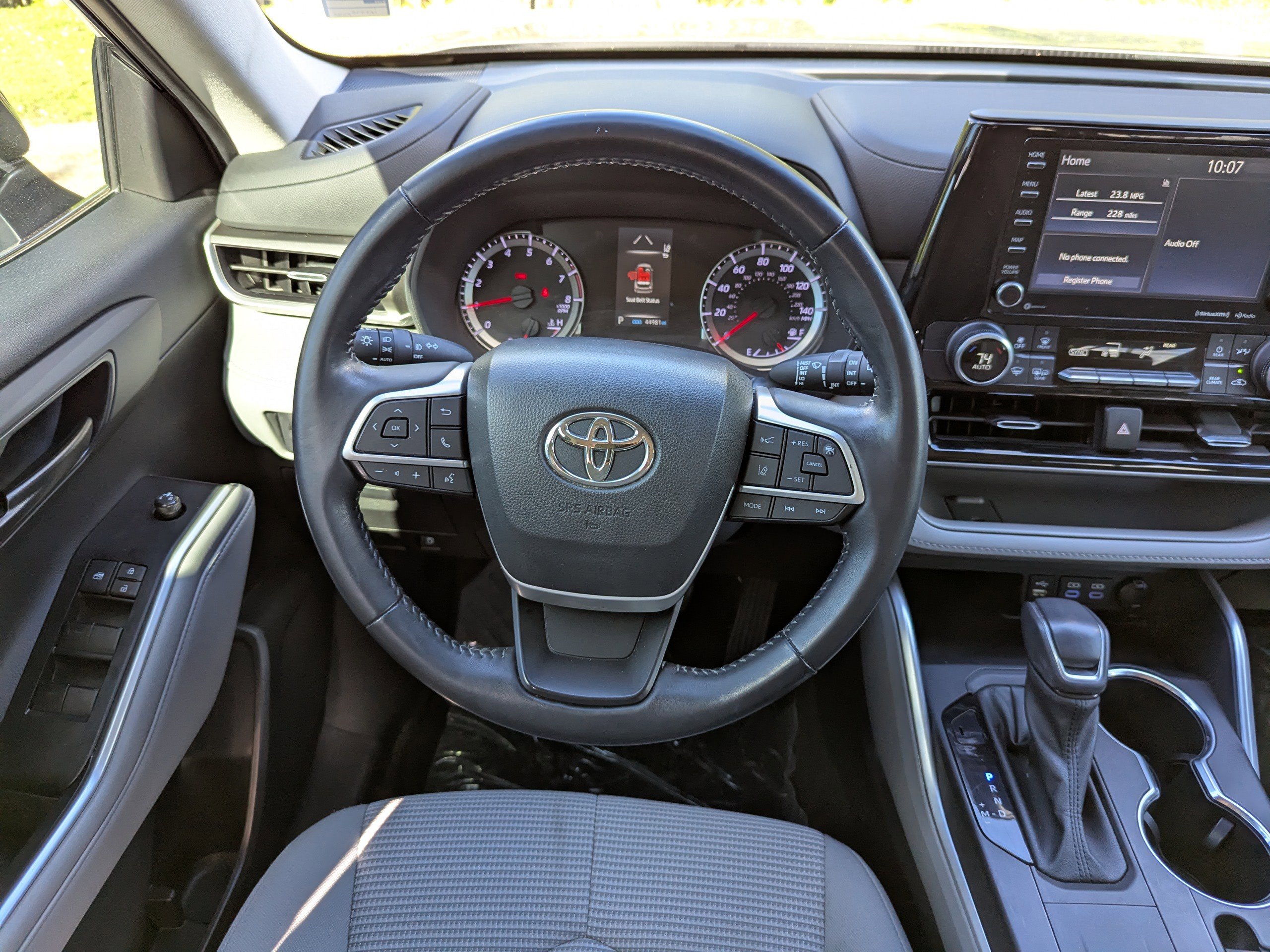 2022 Toyota Highlander LE photo 14