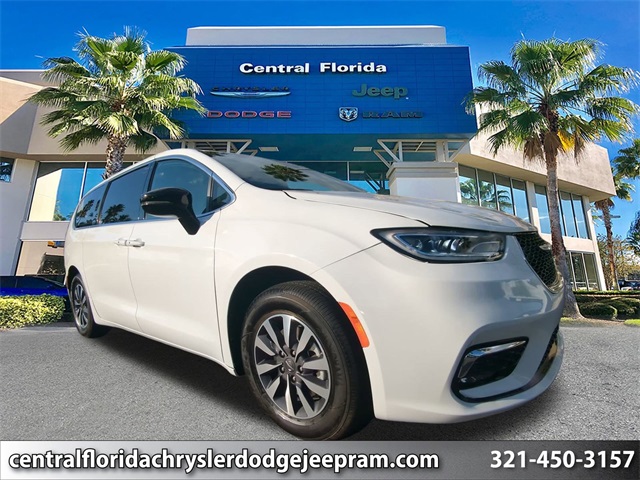 2025 Chrysler Pacifica PHEV Select's photo