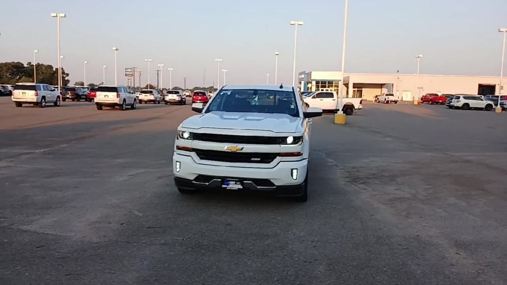 2018 Chevrolet Silverado 1500 LT photo 2