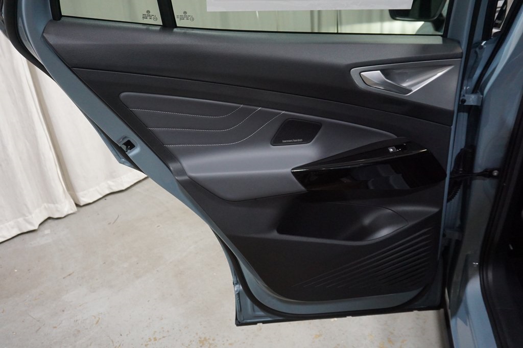 2025 Volkswagen ID.4 Pro Plus photo 28
