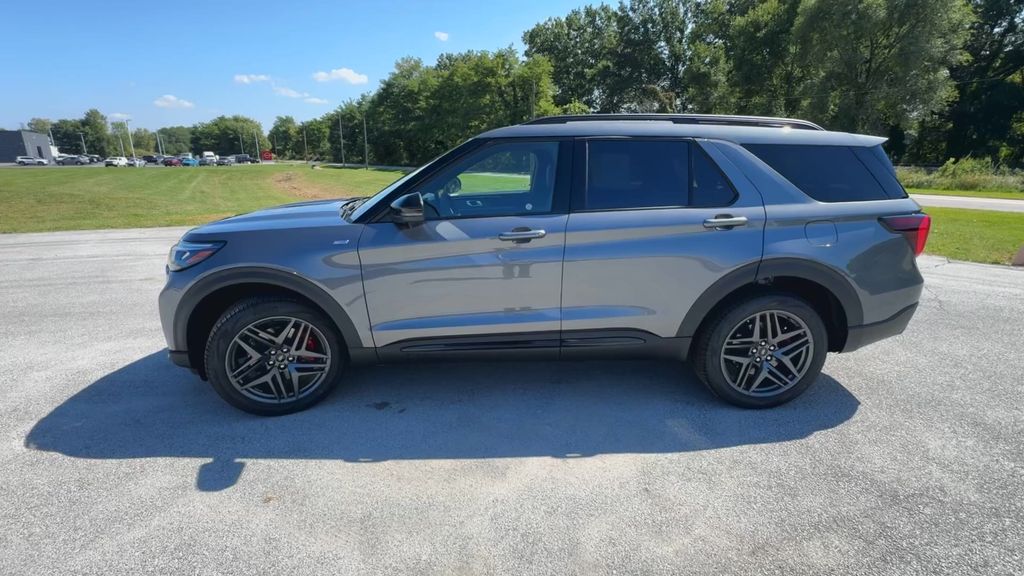2025 Ford Explorer ST-Line photo 2