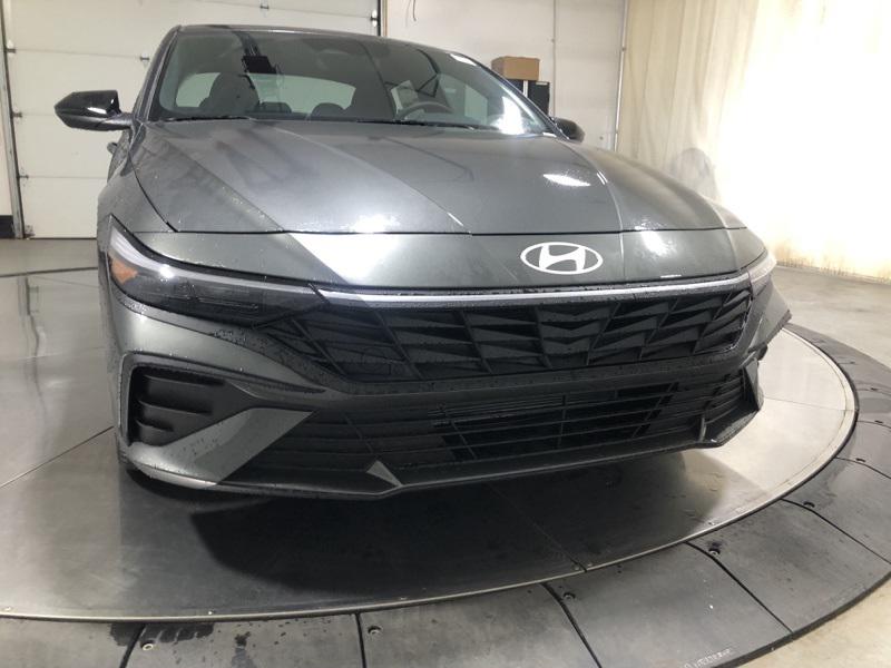 2025 Hyundai Elantra SEL Sport photo 2