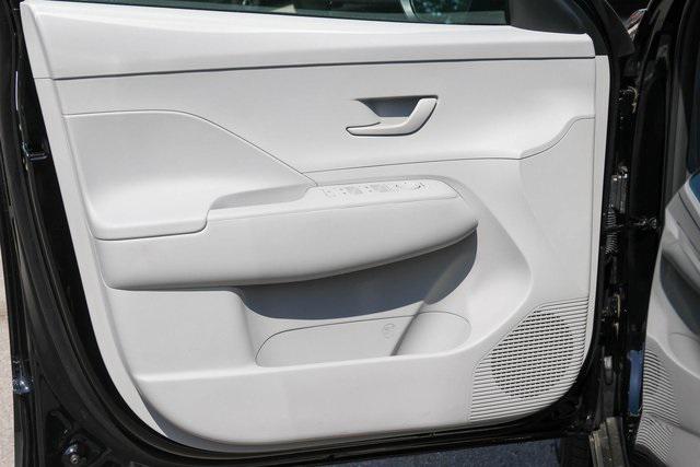 New 2025 Black Hyundai SEL Convenience FWD image 7
