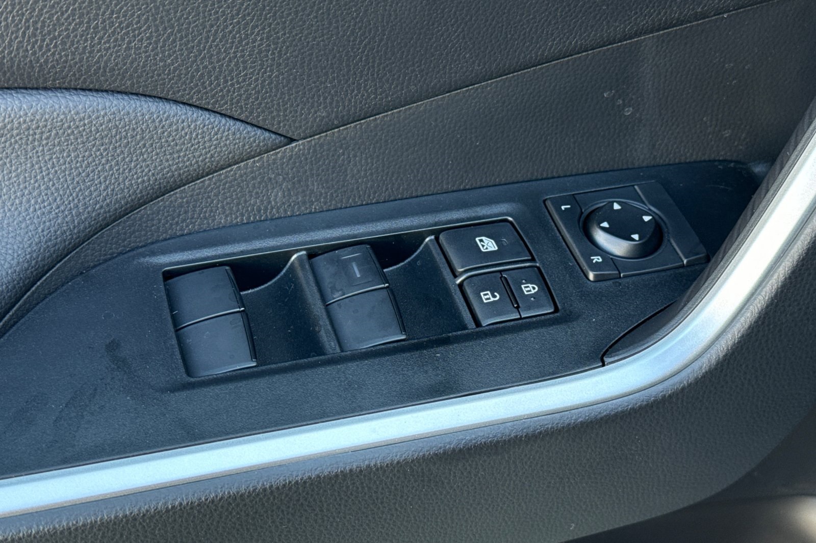 2025 Toyota RAV4 LE photo 12