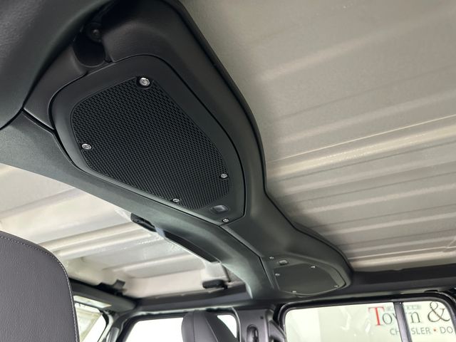 2025 Jeep Wrangler Sahara photo 21
