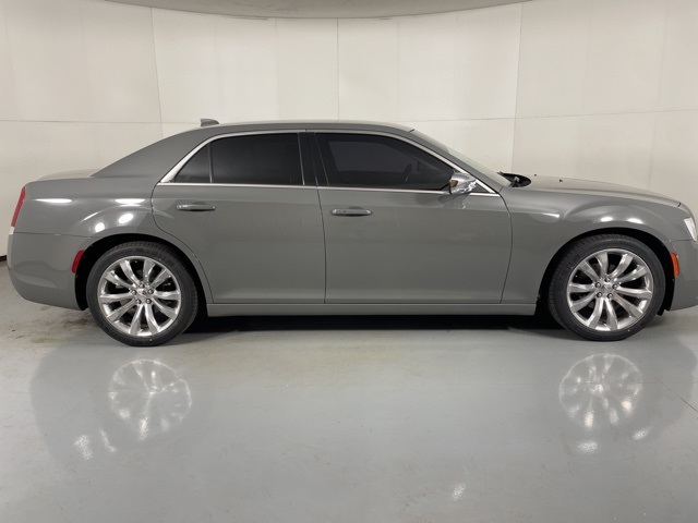 2018 Chrysler 300 Touring photo 9
