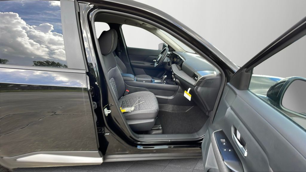2025 Nissan Kicks SV photo 12