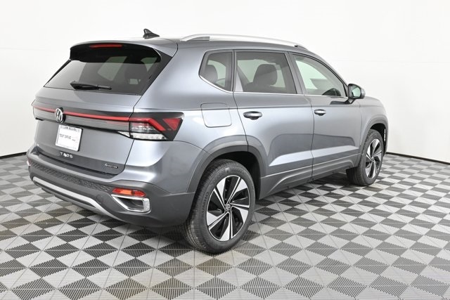 2025 Volkswagen Taos SE photo 4