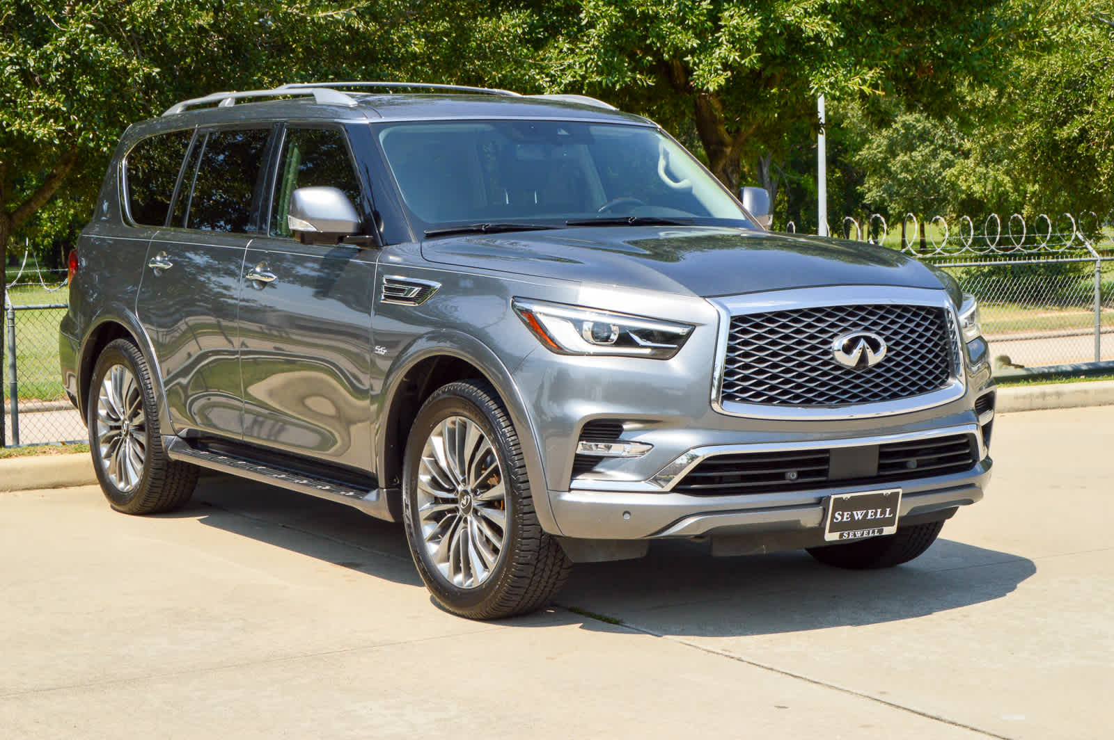 2019 Infiniti QX80 Luxe photo 3