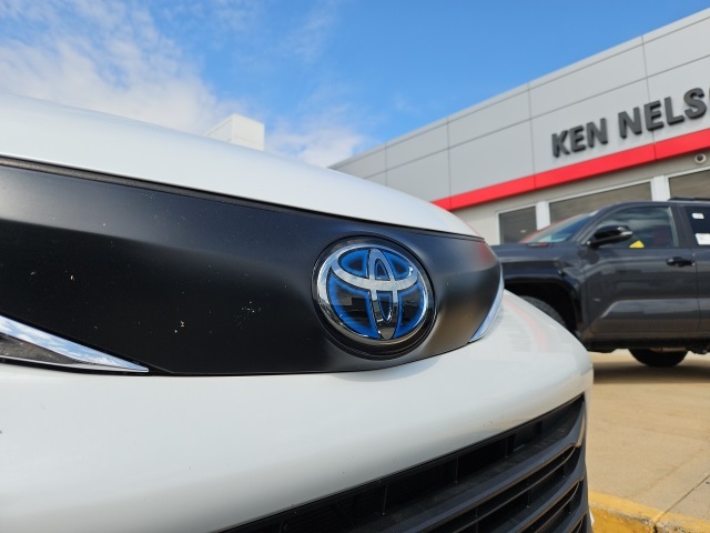 2023 Toyota Sienna XLE photo 3