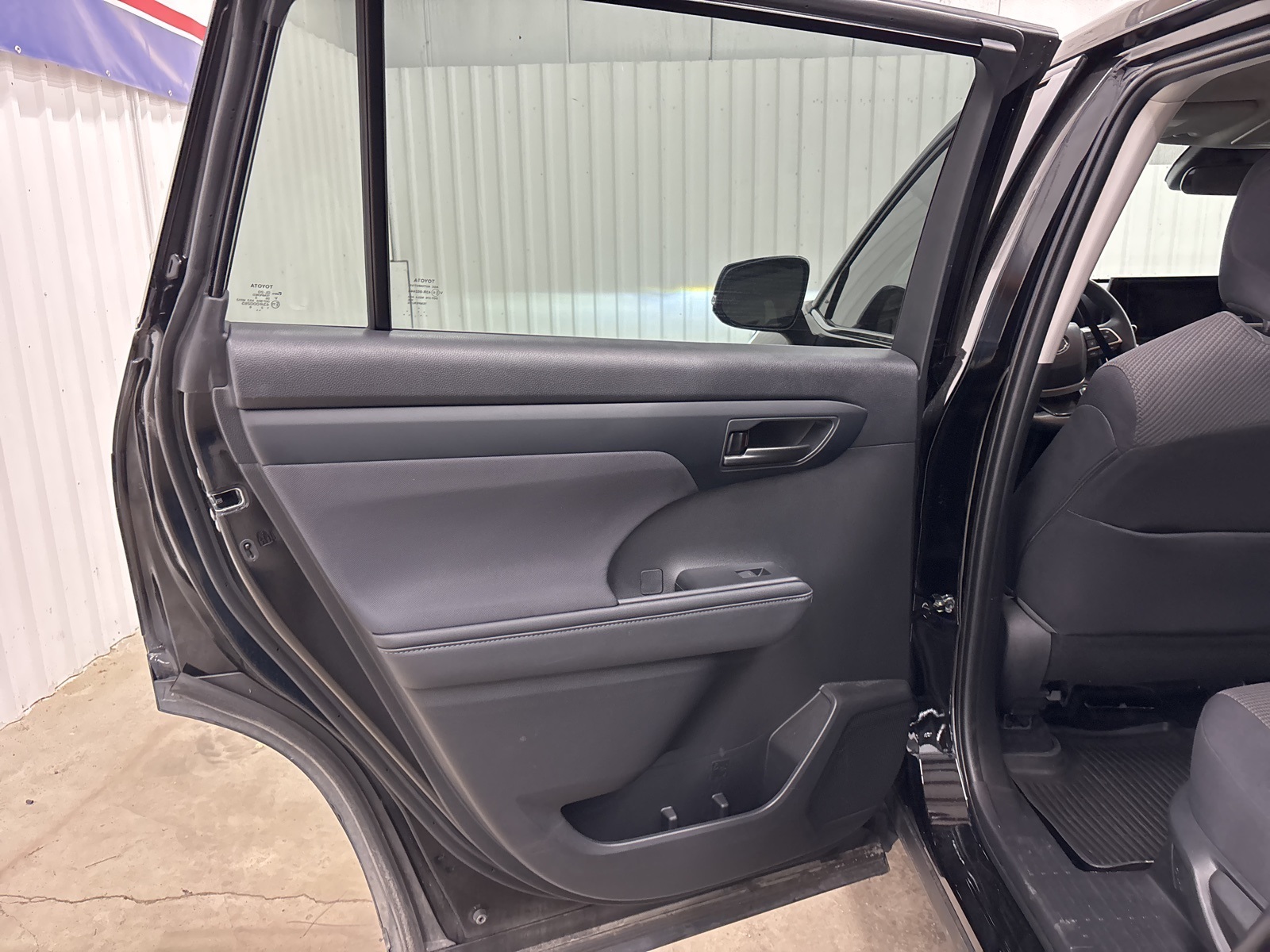 2023 Toyota Highlander L photo 24