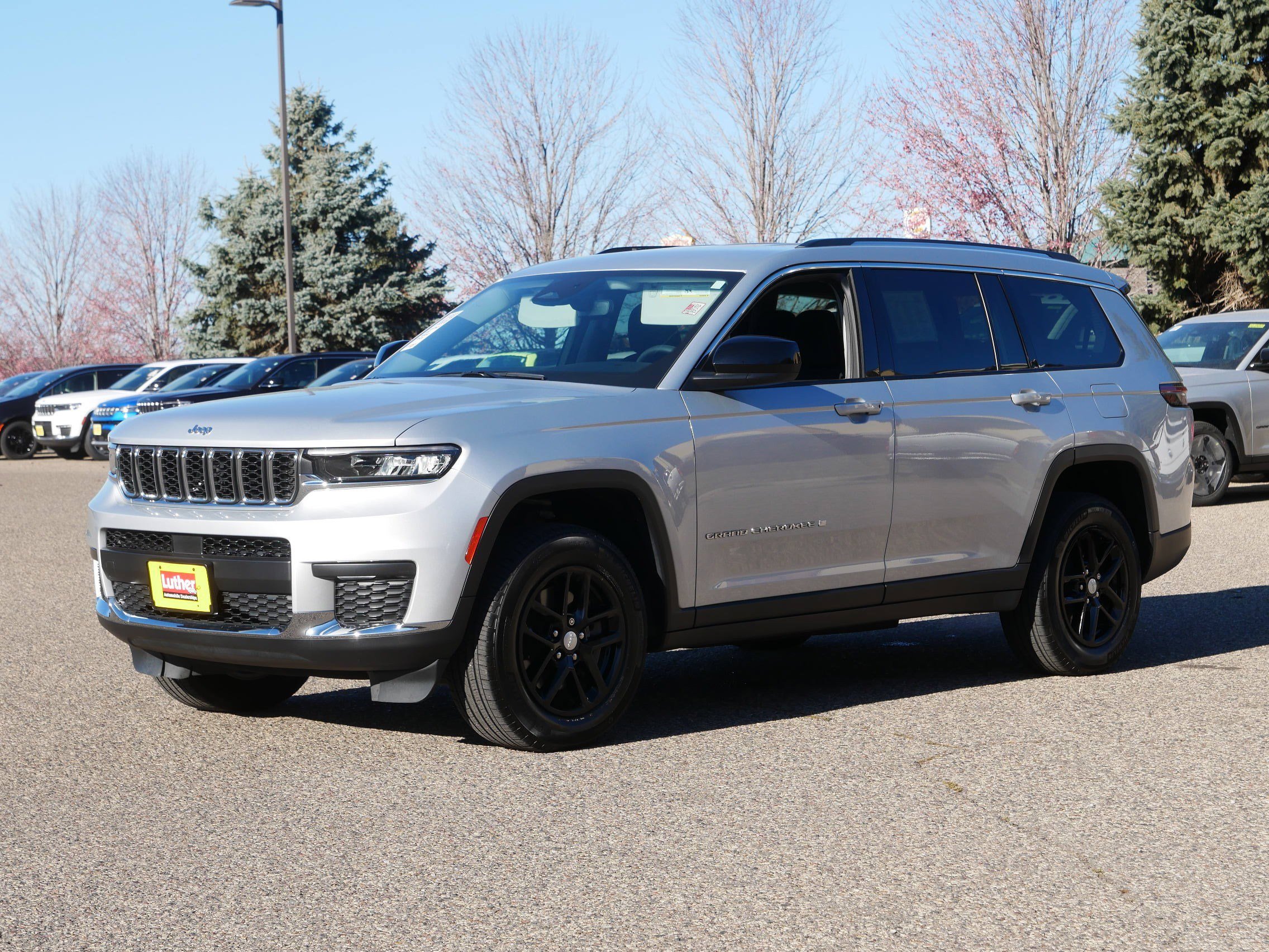2023 Jeep Grand Cherokee Laredo photo 3