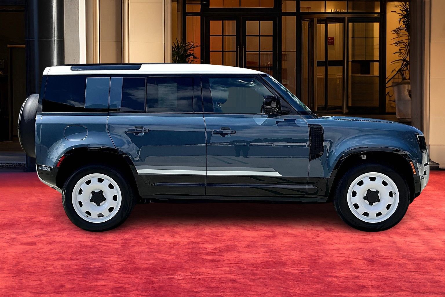 2025 Land Rover Defender 110 S photo 12