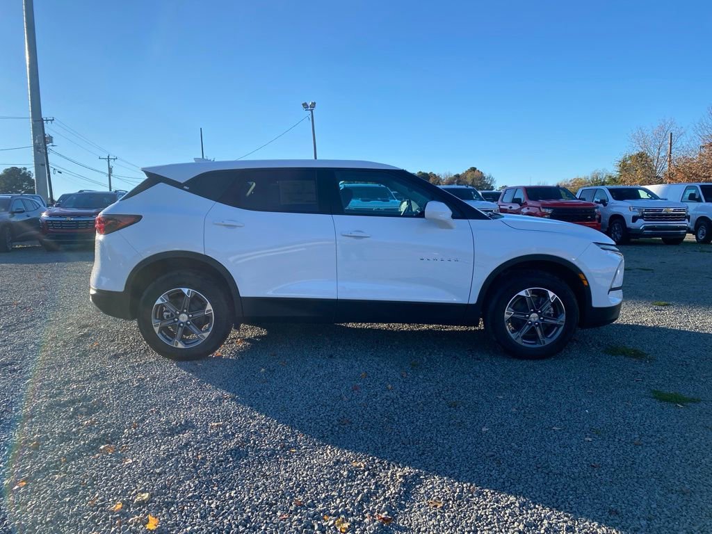 2025 Chevrolet Blazer 2LT photo 2