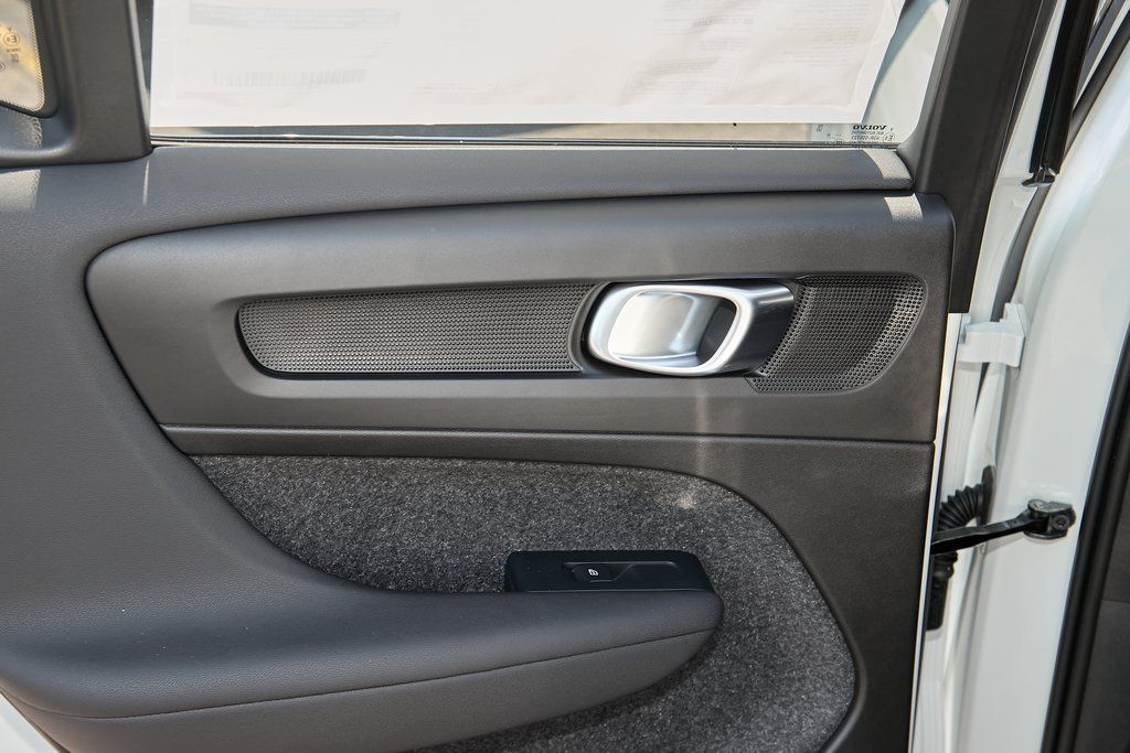 2026 VOLVO XC40 - Image 16