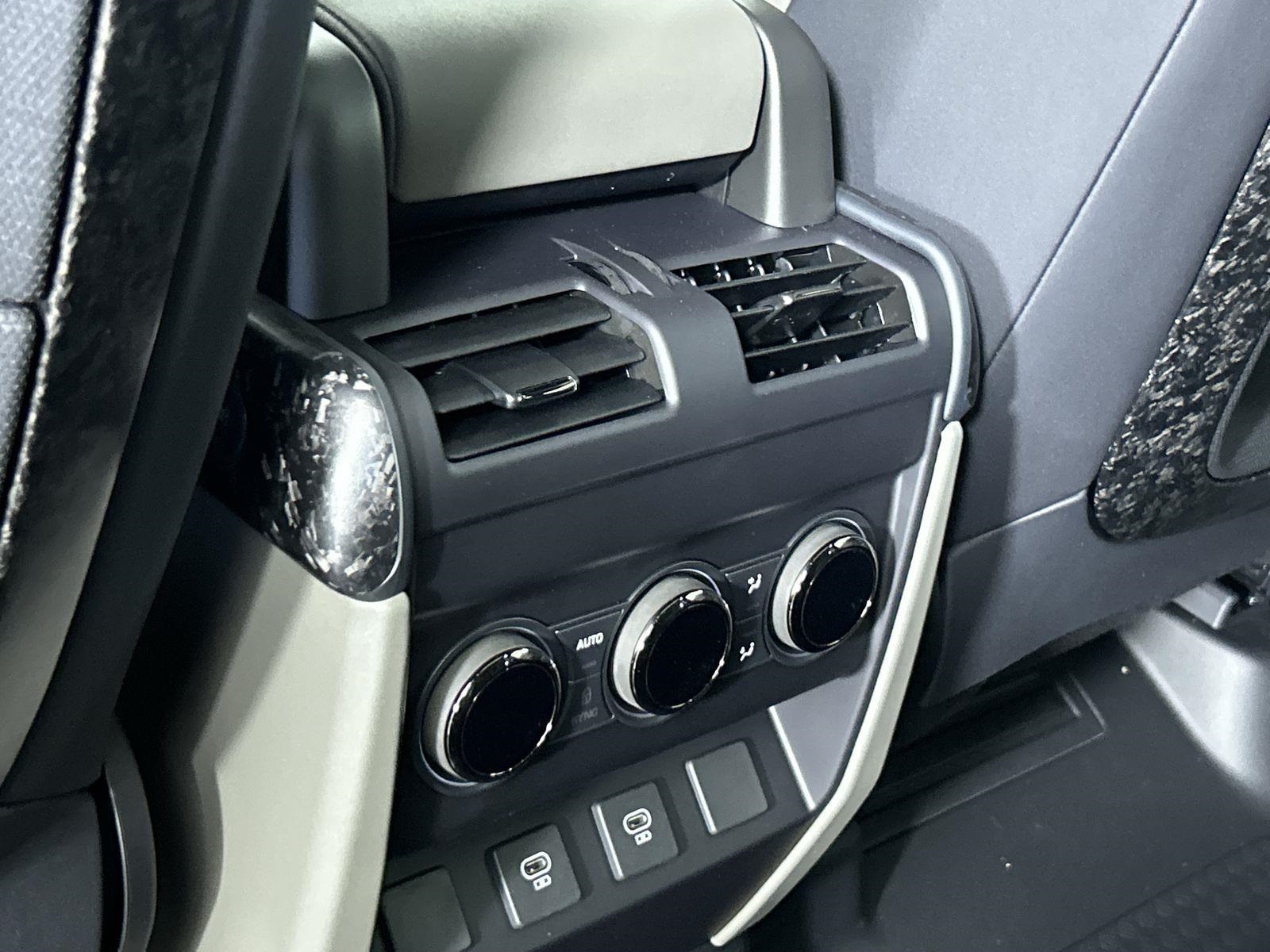 2025 Land Rover Defender 110 photo 27