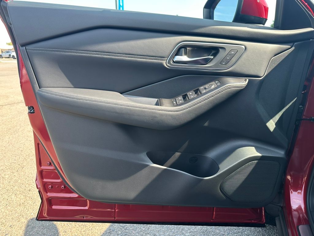 2026 Nissan Rogue Platinum photo 13