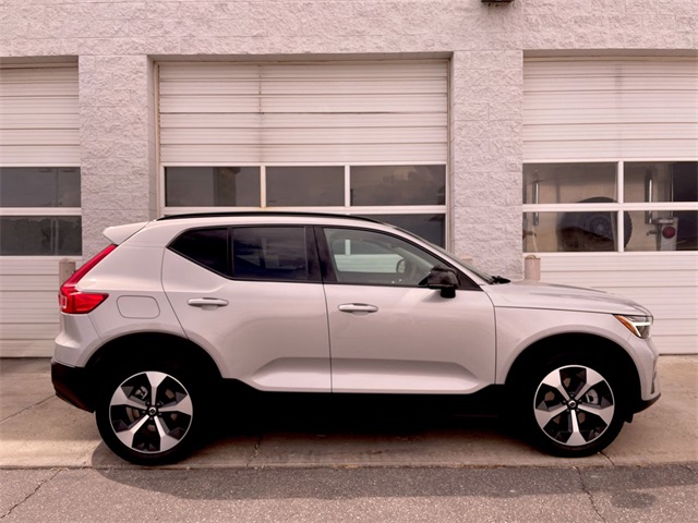 2024 Volvo XC40 AWD photo 2