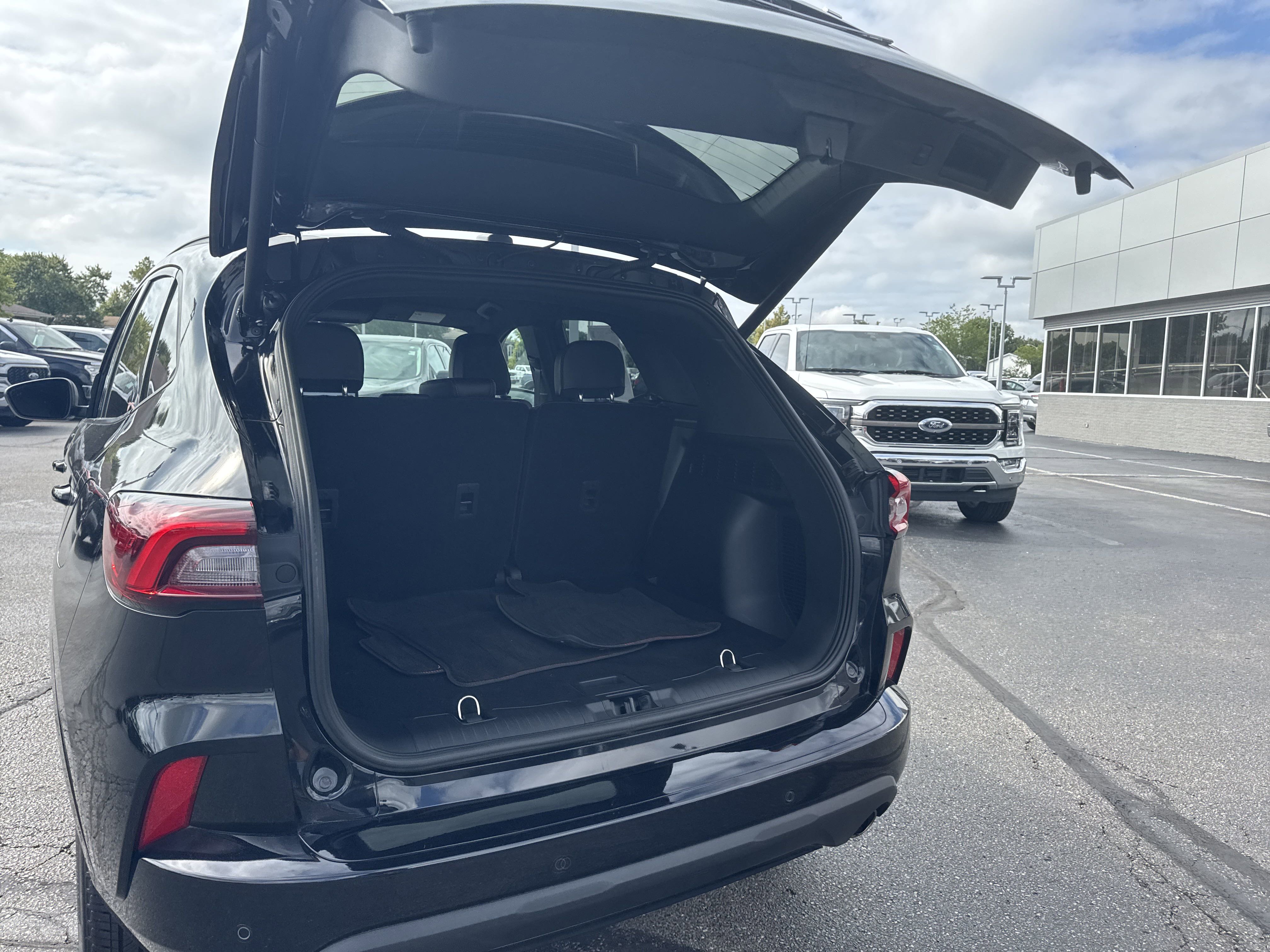 2023 Ford Escape ST-Line photo 4