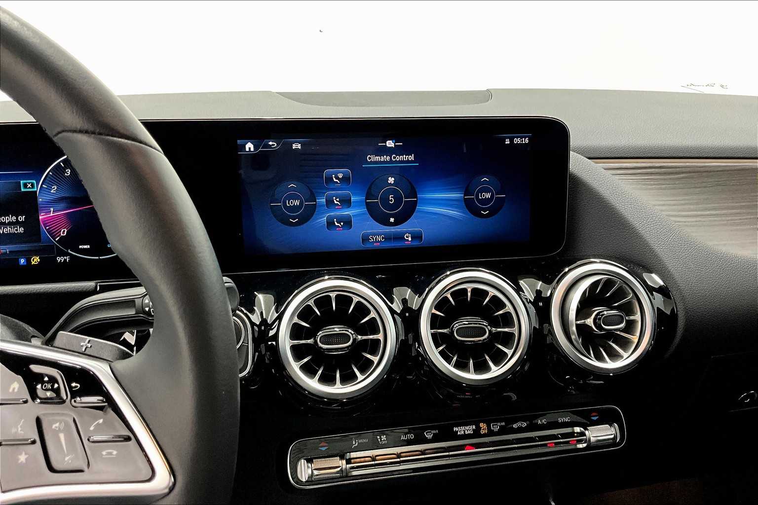 2025 Mercedes Benz GLA 250 photo 3