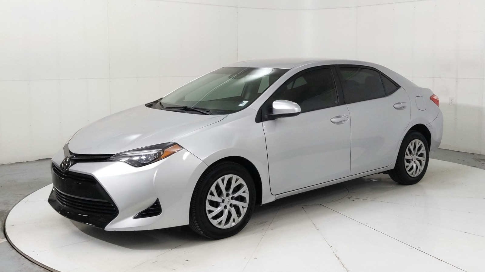 Used 2017 CLASSIC SI Toyota LE image 1