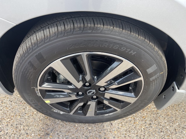 2025 Nissan Versa SV photo 7
