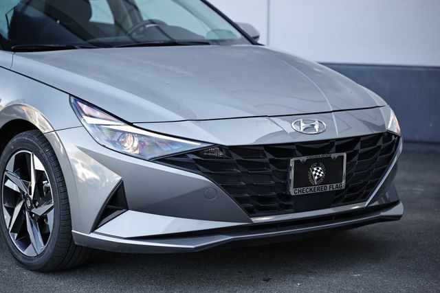 2023 Hyundai Elantra SEL photo 2