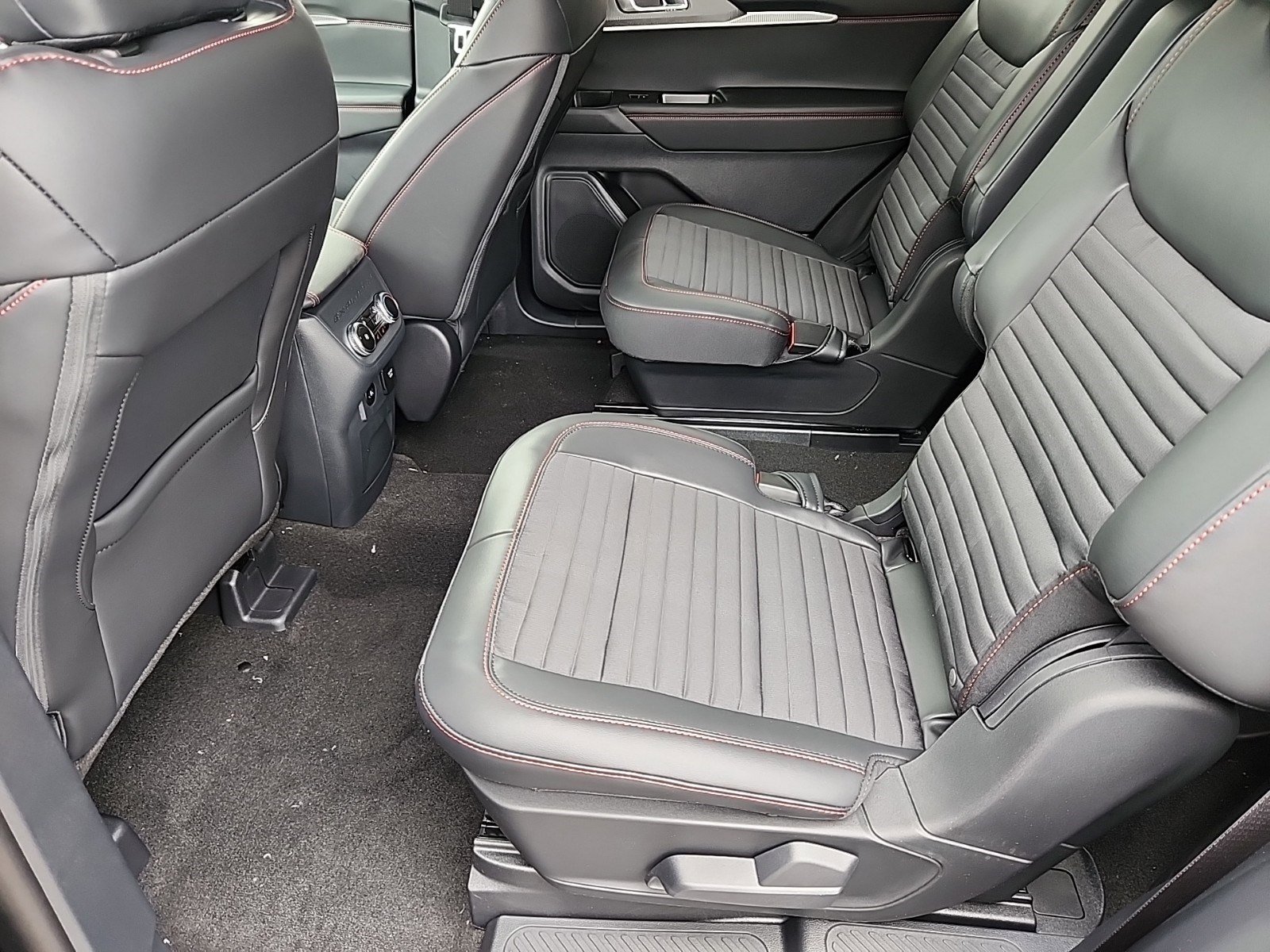 2025 Ford Explorer ST-Line photo 7