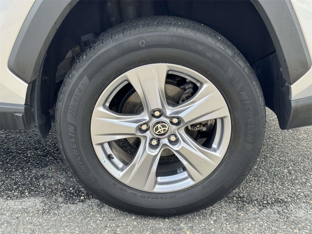 2022 Toyota RAV4 Hybrid XLE photo 8