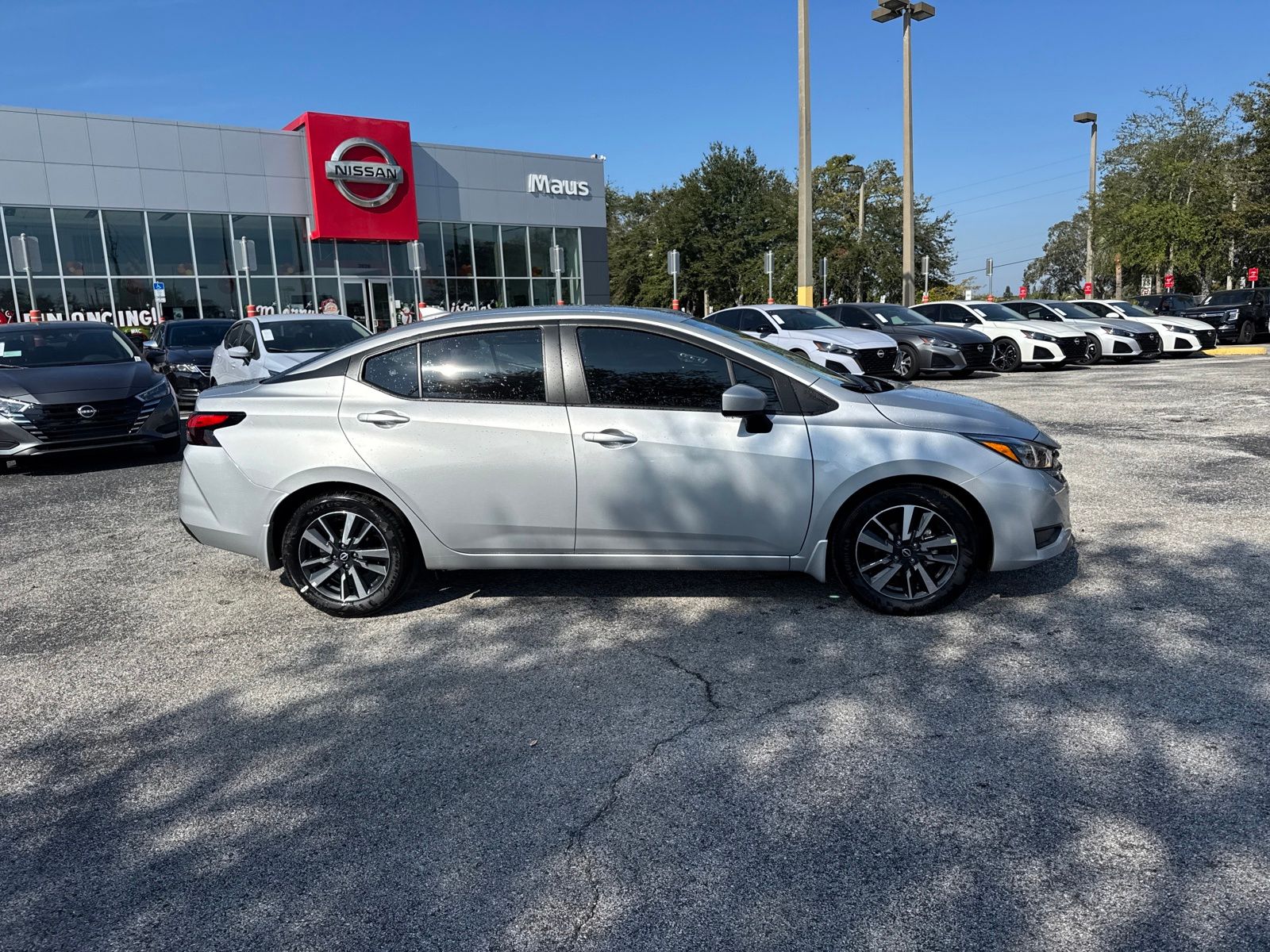 2025 Nissan Versa 1.6 SV photo 4