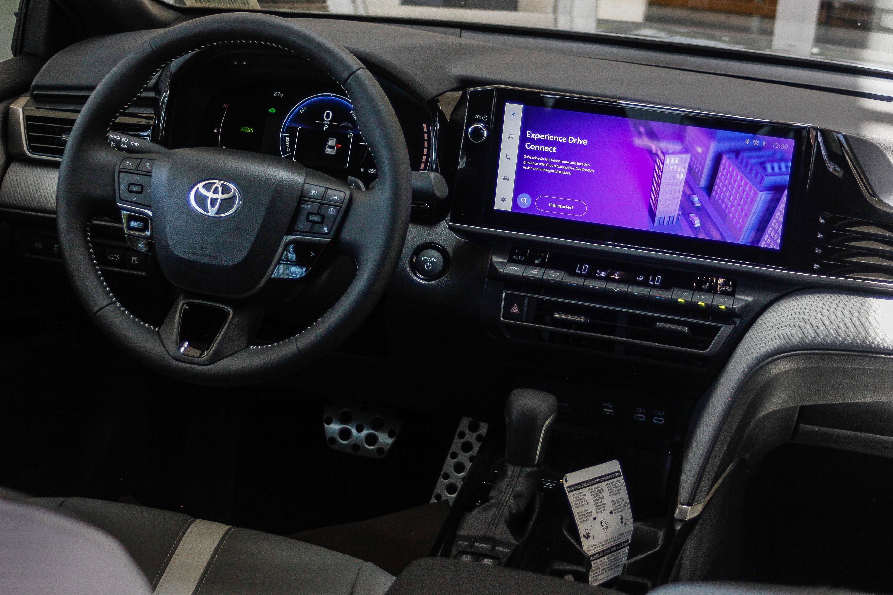 2025 Toyota Camry Hybrid SE photo 3