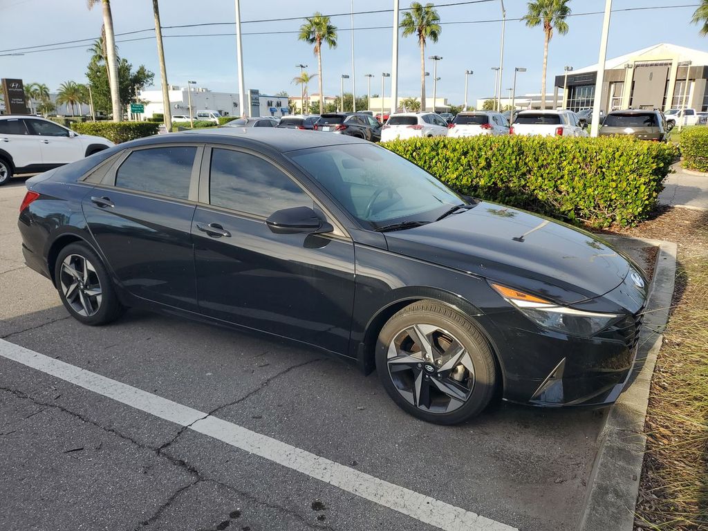 2023 Hyundai Elantra SEL photo 2