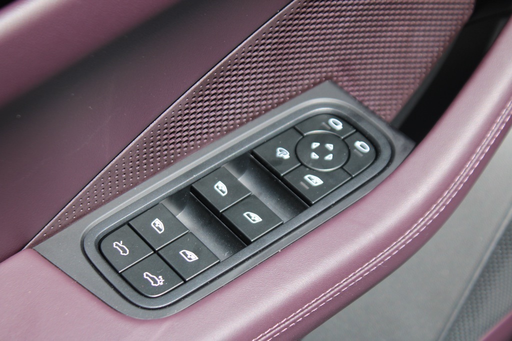 2025 Porsche Macan Electric photo 18
