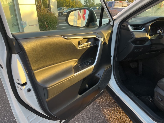 2024 Toyota RAV4 XLE photo 3