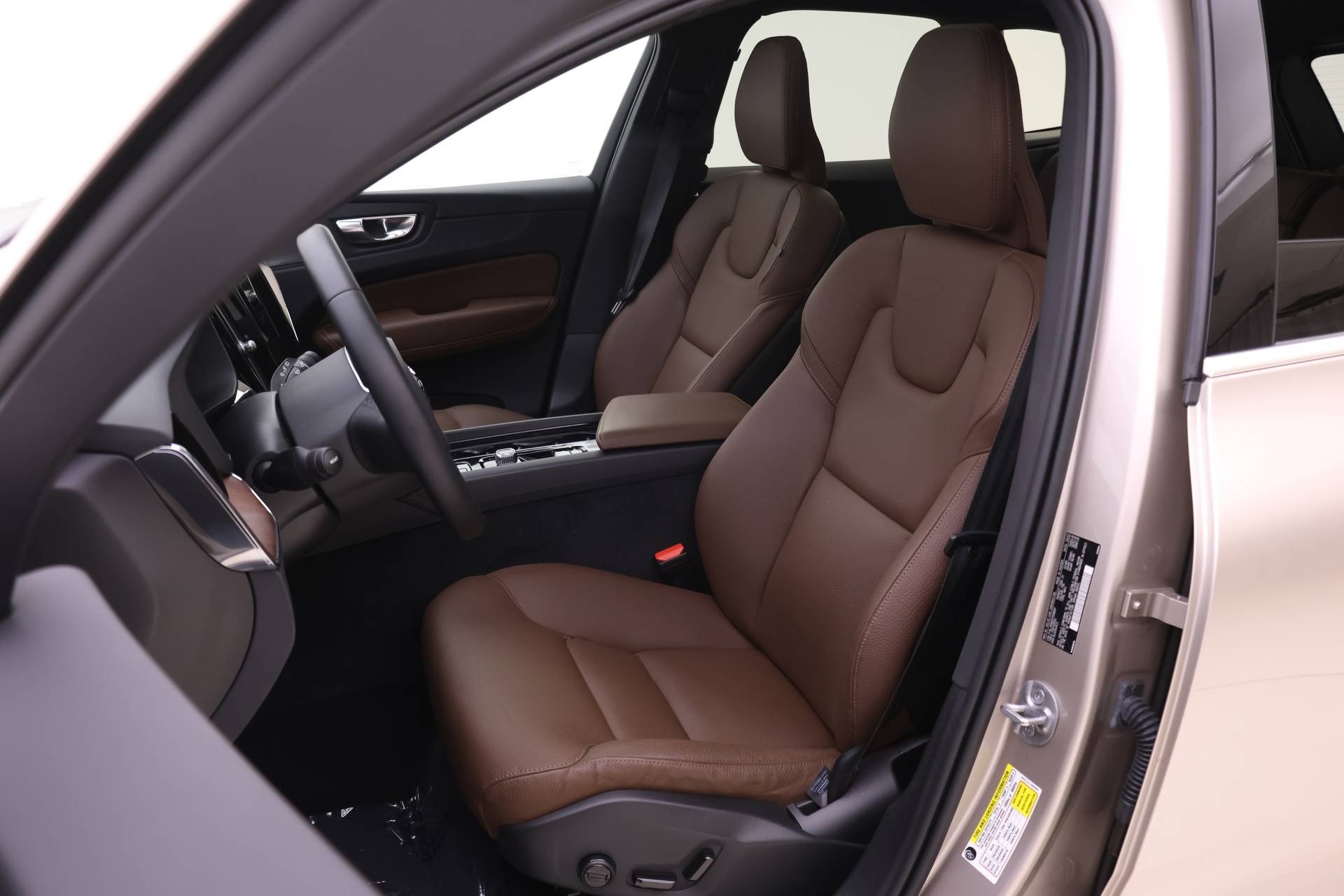 2023 Volvo XC60 B5 Plus photo 6