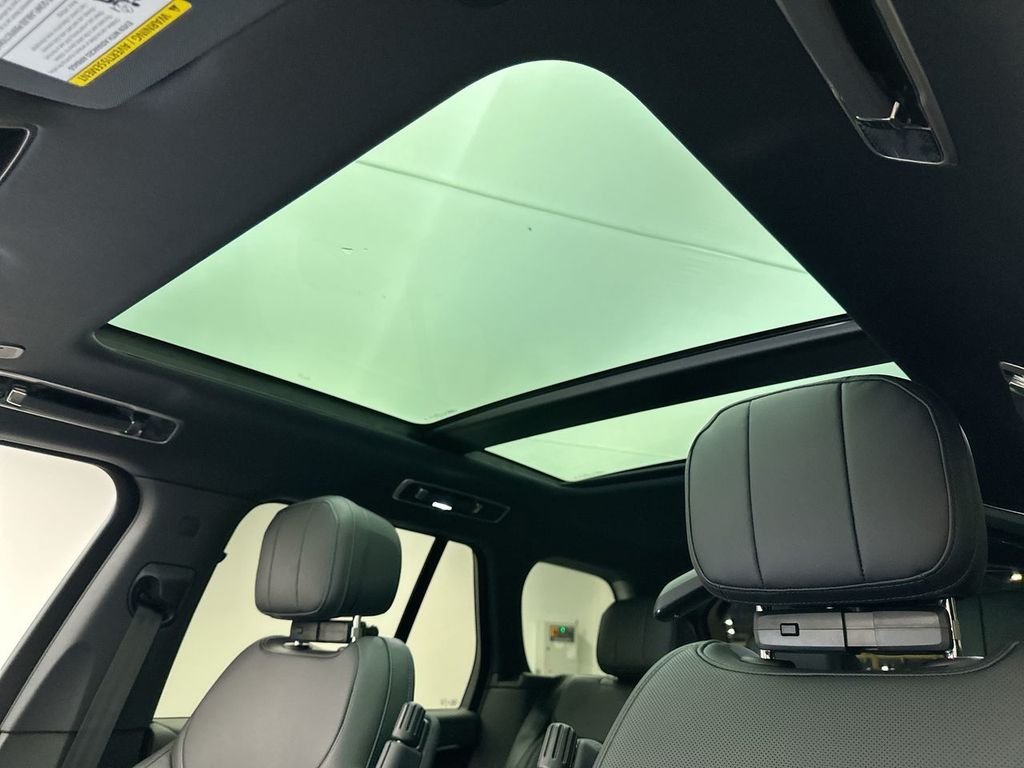 2025 Land Rover Range Rover SE photo 8