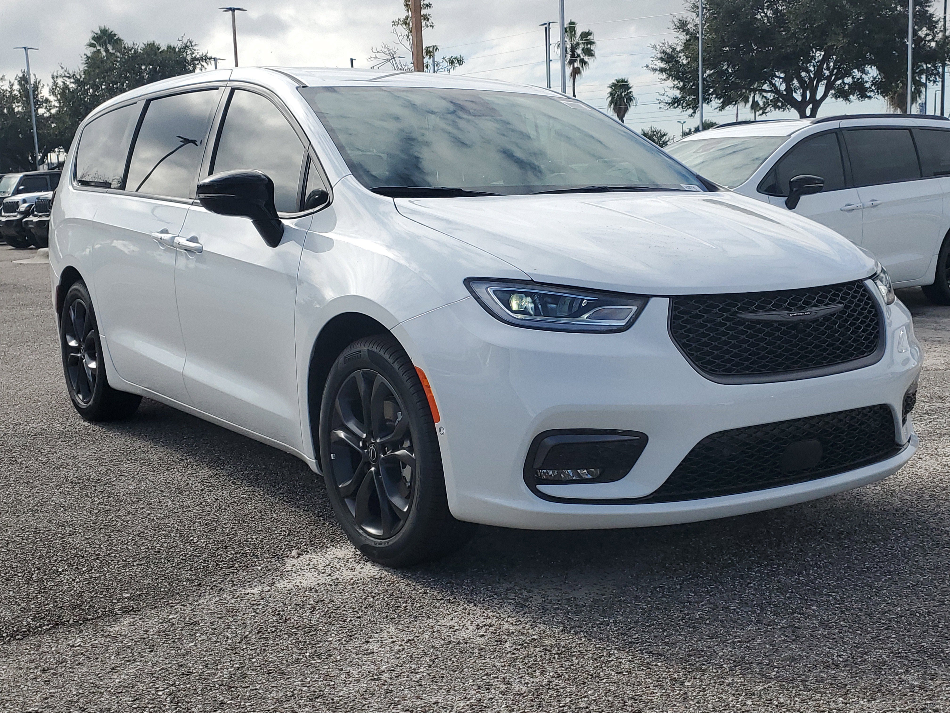 2026 Chrysler Pacifica Select's photo