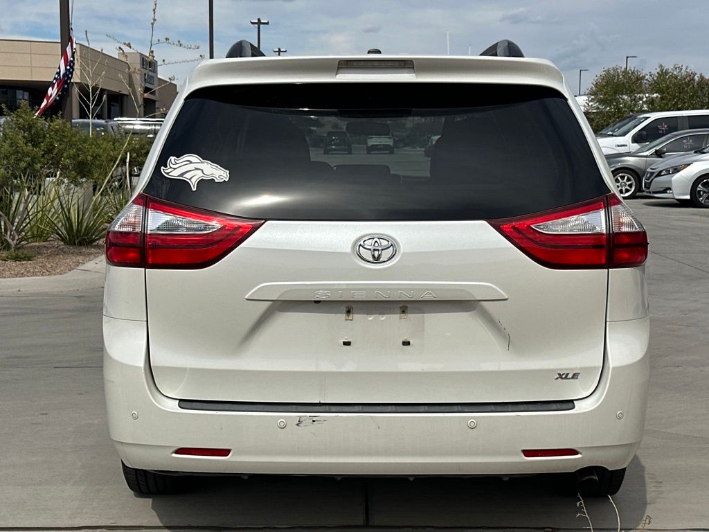 2017 Toyota Sienna XLE photo 4