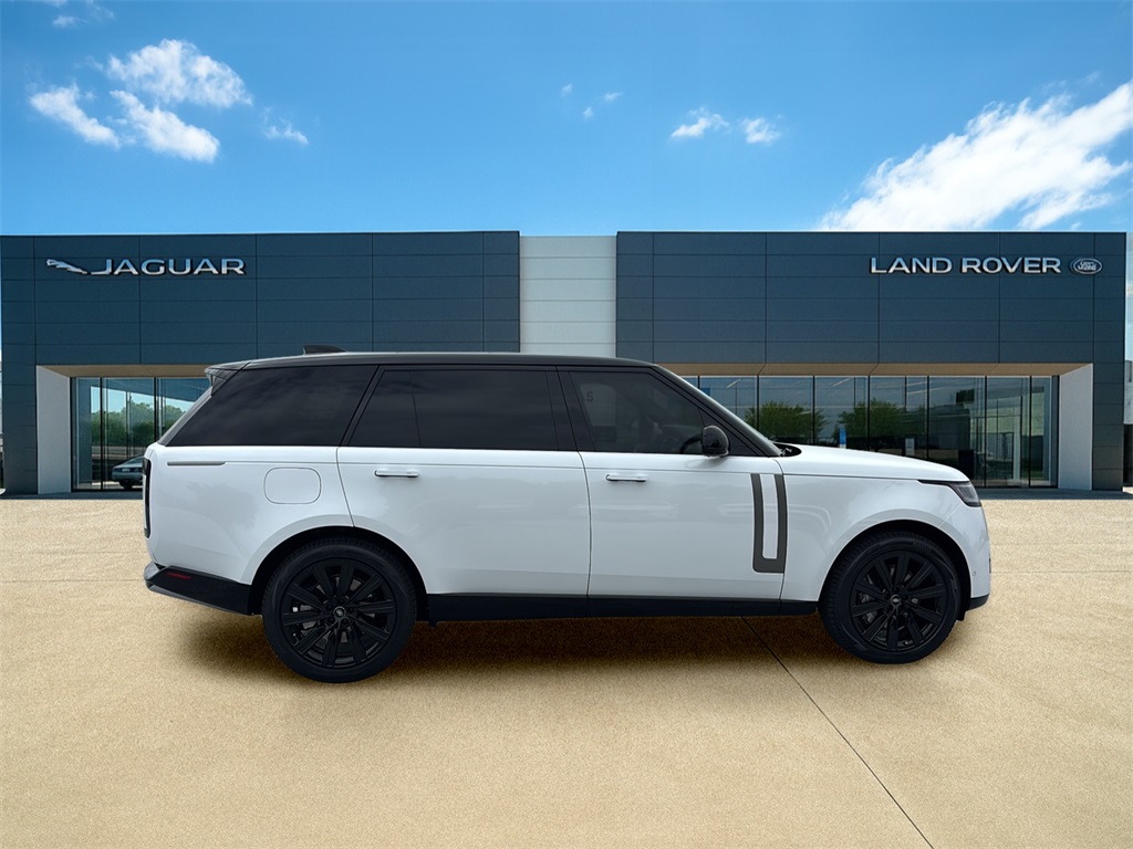 2025 Land Rover Range Rover SE photo 3