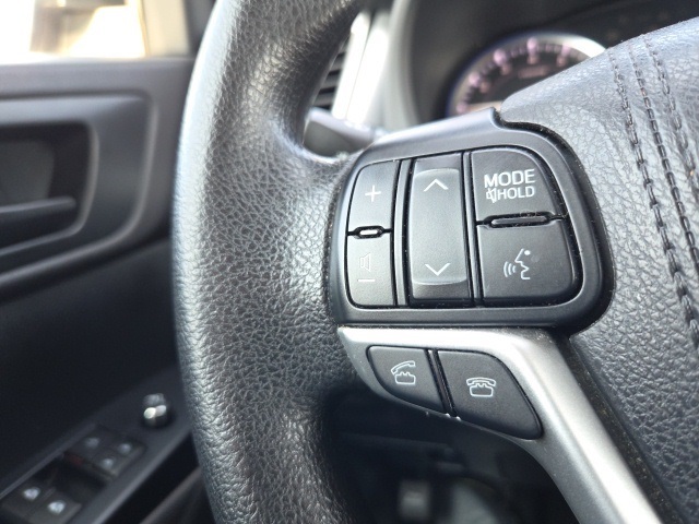 2016 Toyota Highlander LE photo 21