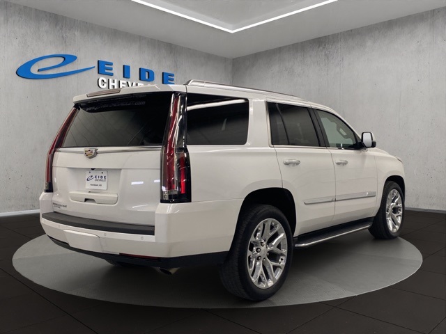 2016 Cadillac Escalade Luxury photo 2