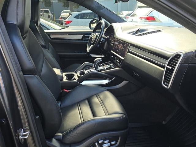 2021 Porsche Cayenne Turbo S E-Hybrid photo 2