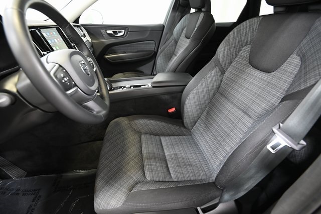 2022 Volvo XC60 B5 Momentum photo 7