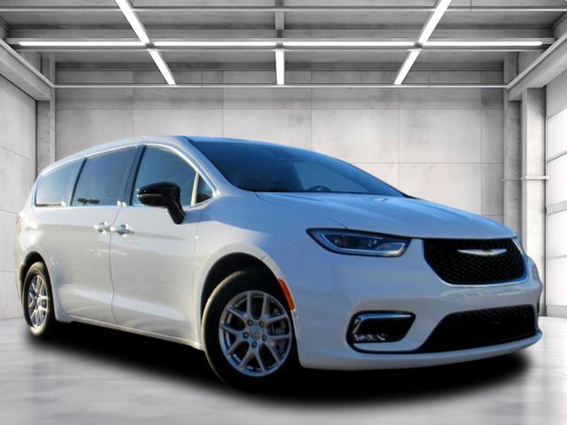 2026 Chrysler Pacifica Select's photo