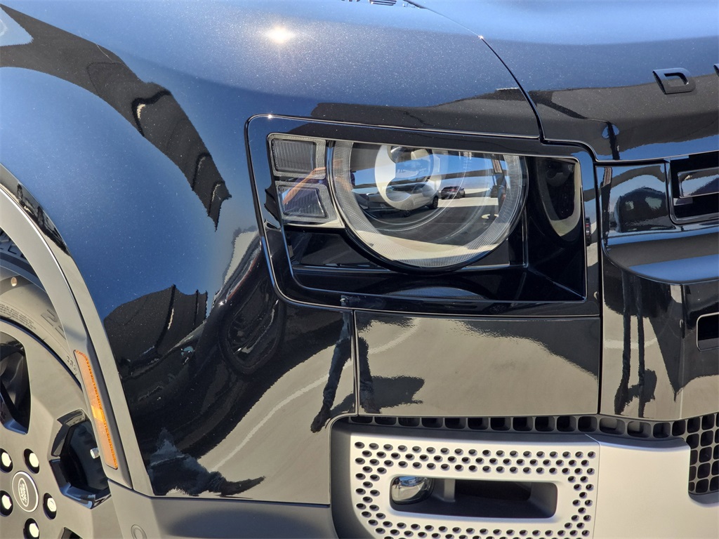 2025 Land Rover Defender 110 S photo 28