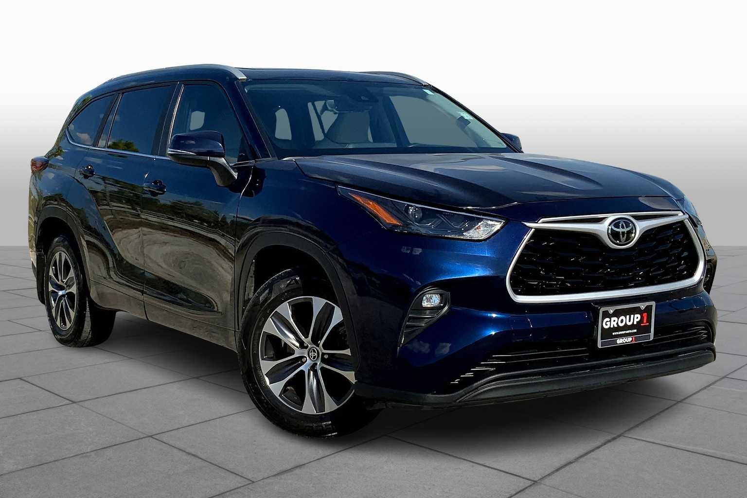 2023 Toyota Highlander XLE photo 2