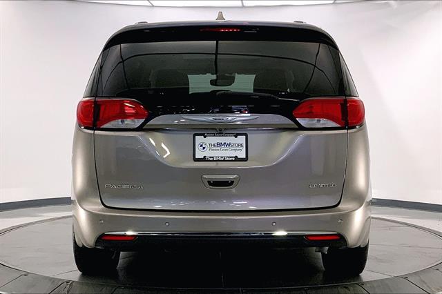 2017 Chrysler Pacifica Limited photo 3