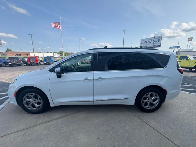 2023 Chrysler Pacifica Limited photo 2