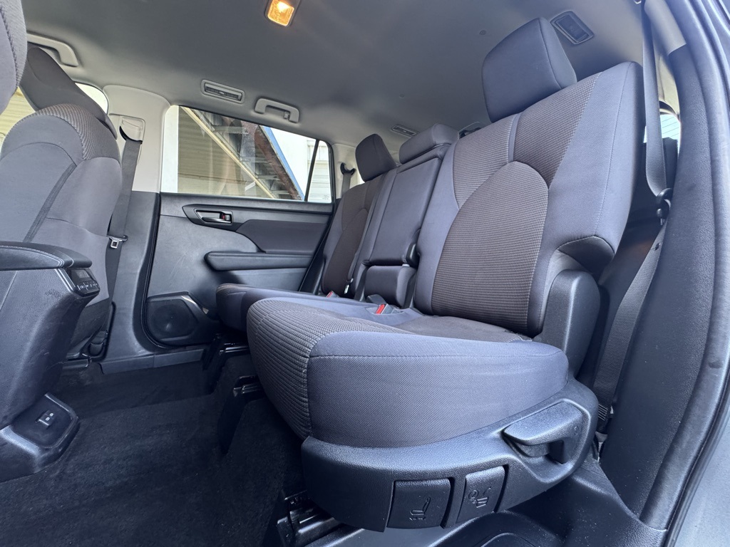 2023 Toyota Highlander L photo 10