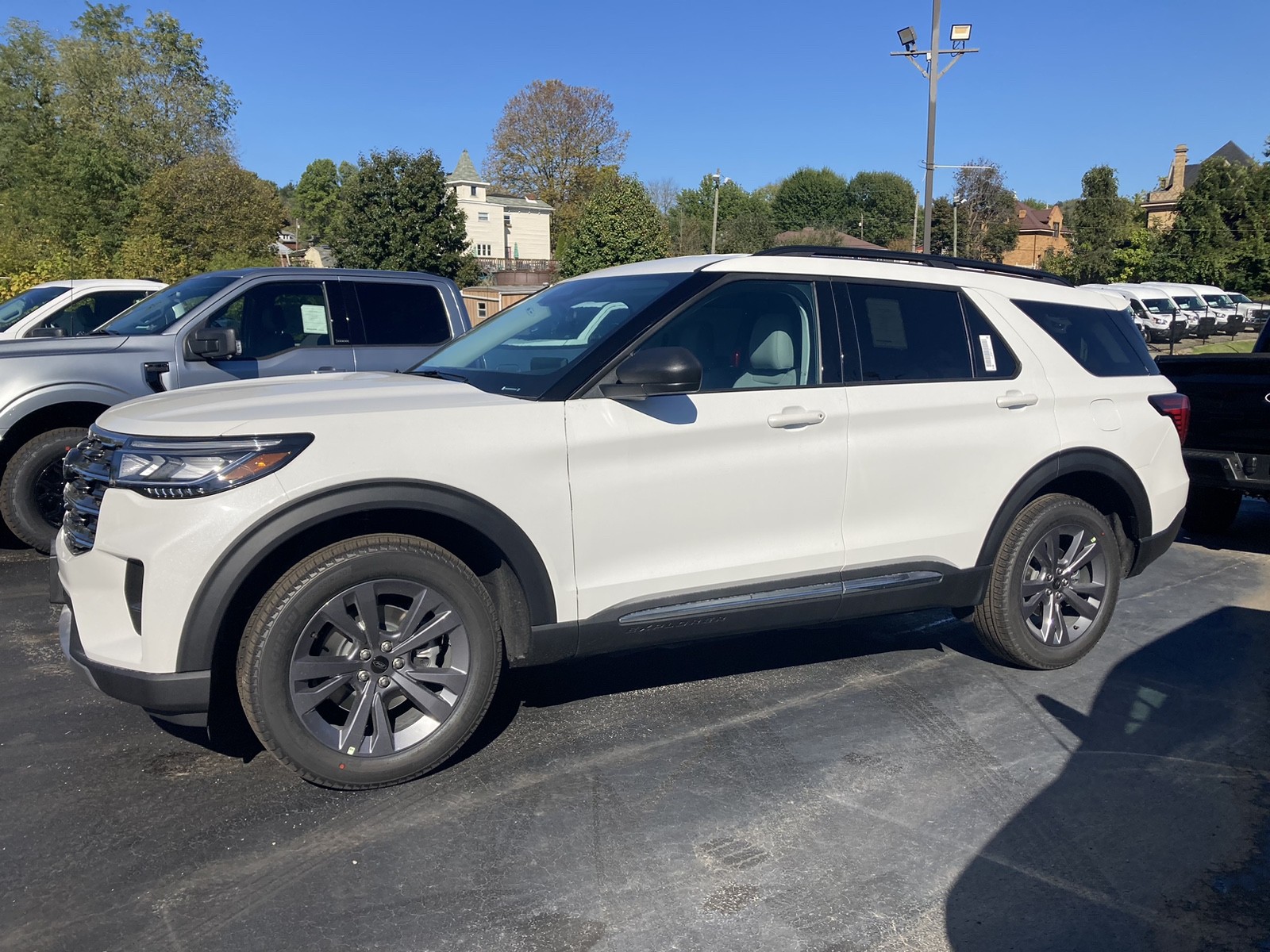 2025 Ford Explorer photo 3